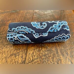 Vera Bradley Hard Clamshell Eye Glass Case Blue White Paisley Blue Bandana